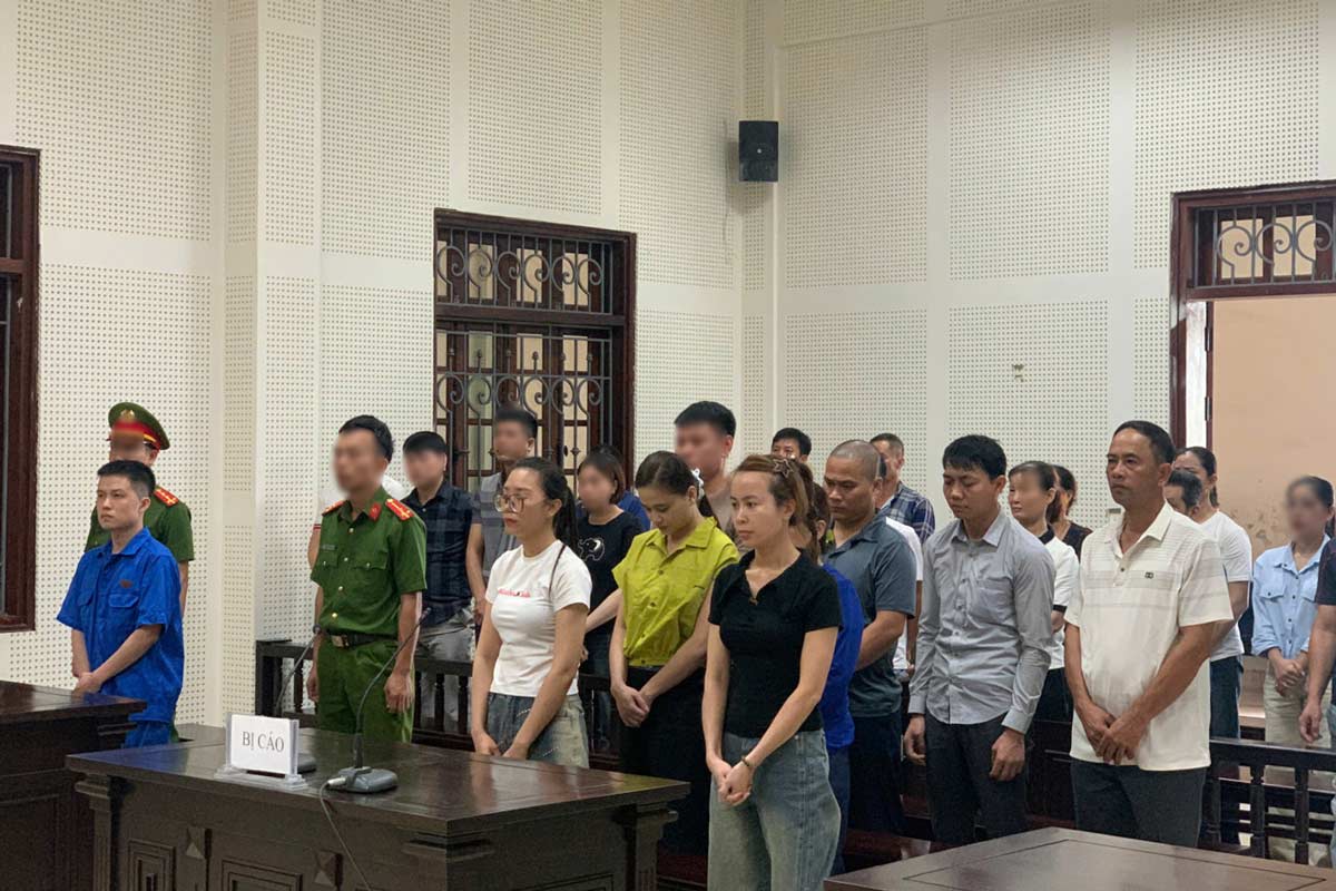 Scene of the trial of defendants in the football lottery and betting ring that occurred in Dong Trieu Town, Quang Ninh Province. Photo: Quang Ninh Police