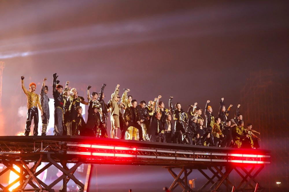 33 talented people performed the song "Hoa ca". Photo: Huyen Chi