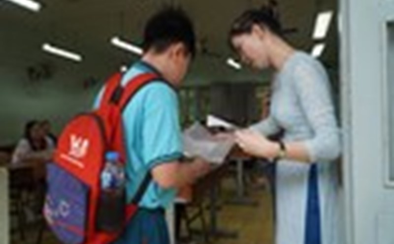 Students taking the competency assessment survey for grade 6 at Tran Dai Nghia Secondary and High School in 2024. Photo: Chan Phuc