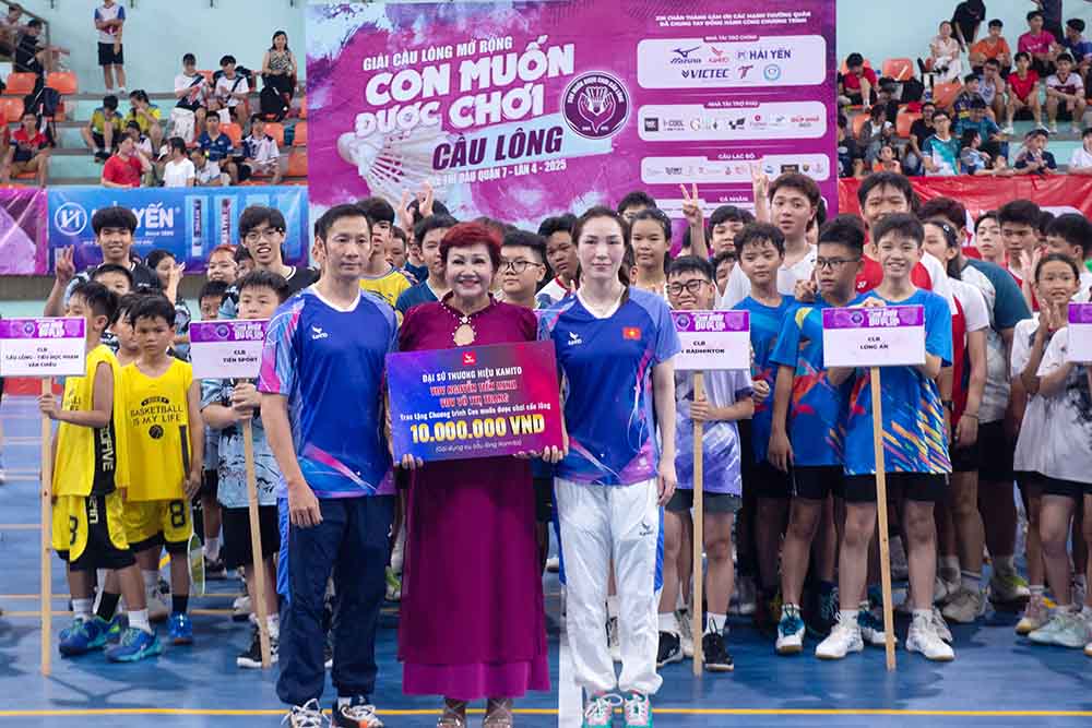 Nguyen Tien Minh va Vu Thi Trang truyen cam hung cho cac van dong vien du giai. Anh: Chi Chi