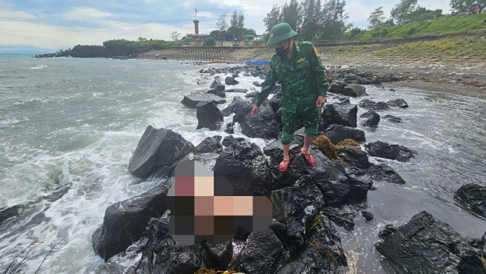 Thi thể người phụ nữ được phát hiện dạt vào đảo Cồn Cỏ. Ảnh: Hàn Nguyên