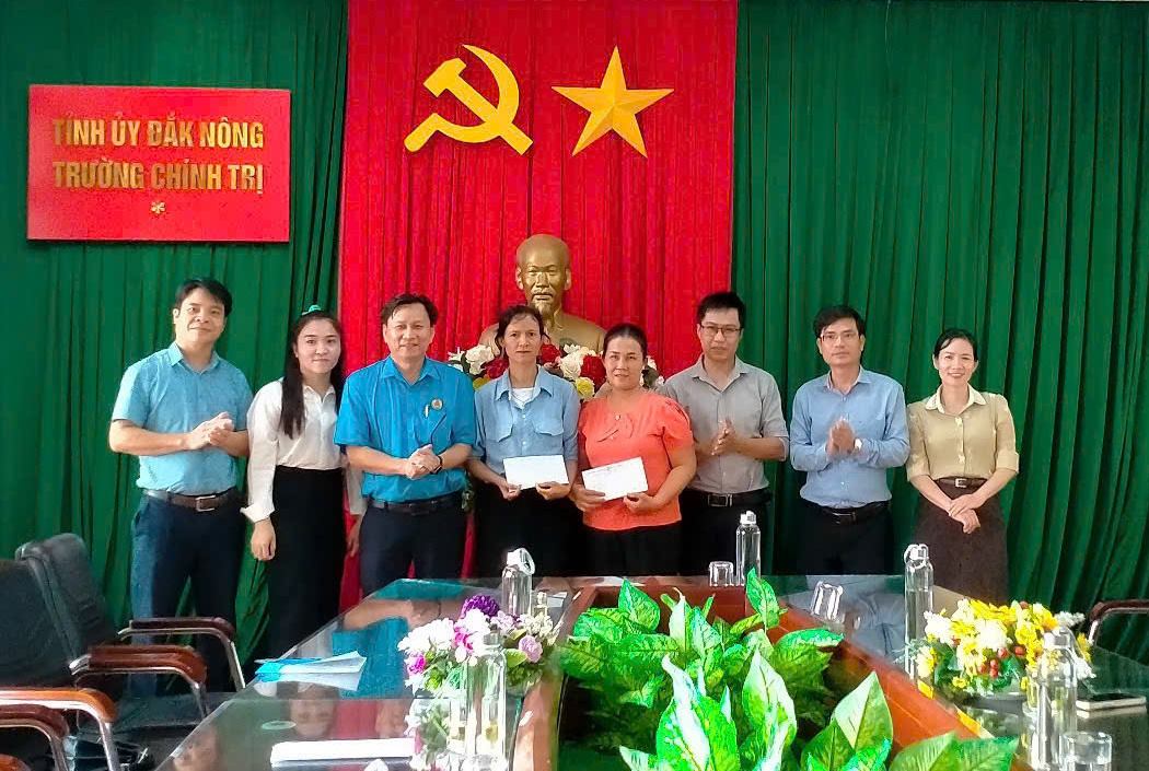 Visitas del Comite del Partido Provincial del sindicato de Dak Nong y otorga obsequios a los miembros de la Union de la Union Provincial de Escuelas Politicas. Foto: Quang colgo