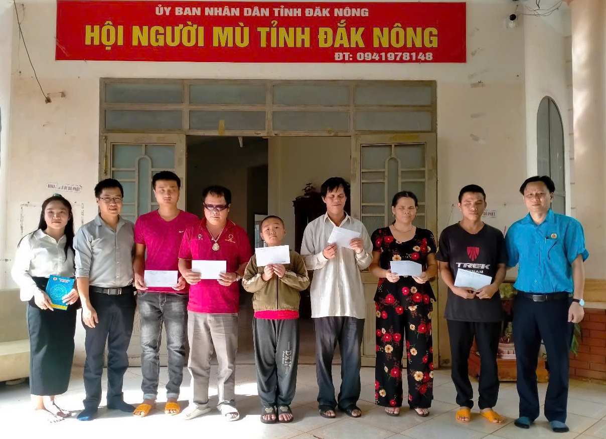Cong doan cac co quan Dang tinh Dak Nong tang qua cho doan vien Hoi Nguoi mu tinh Dak Nong. Anh: Quang Hung