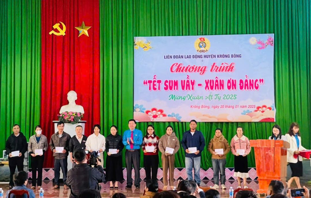 Los miembros del sindicato y los trabajadores en el distrito de Krong Bong (Dak Lak) recibieron regalos para TET. Foto: Xuan Phong