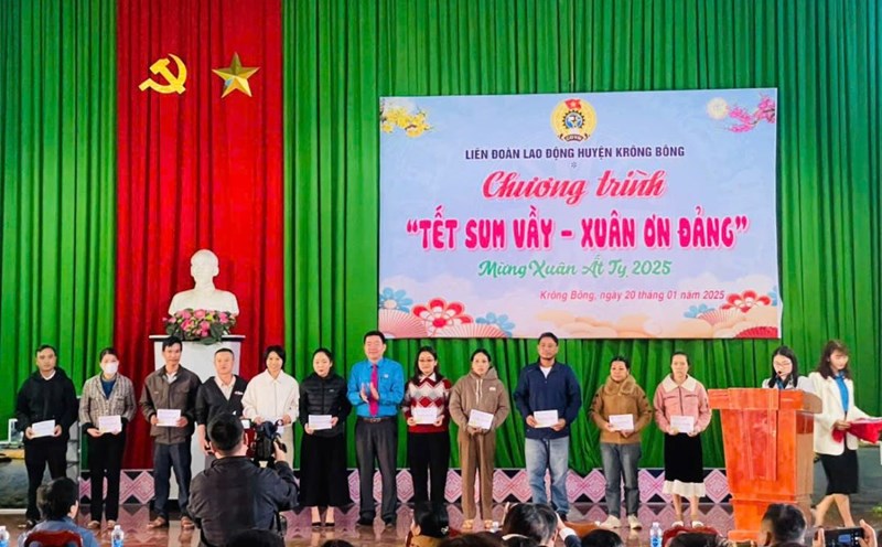 Union members and workers in Krong Bong district (Dak Lak) receive gifts for Tet. Photo: Xuan Phong