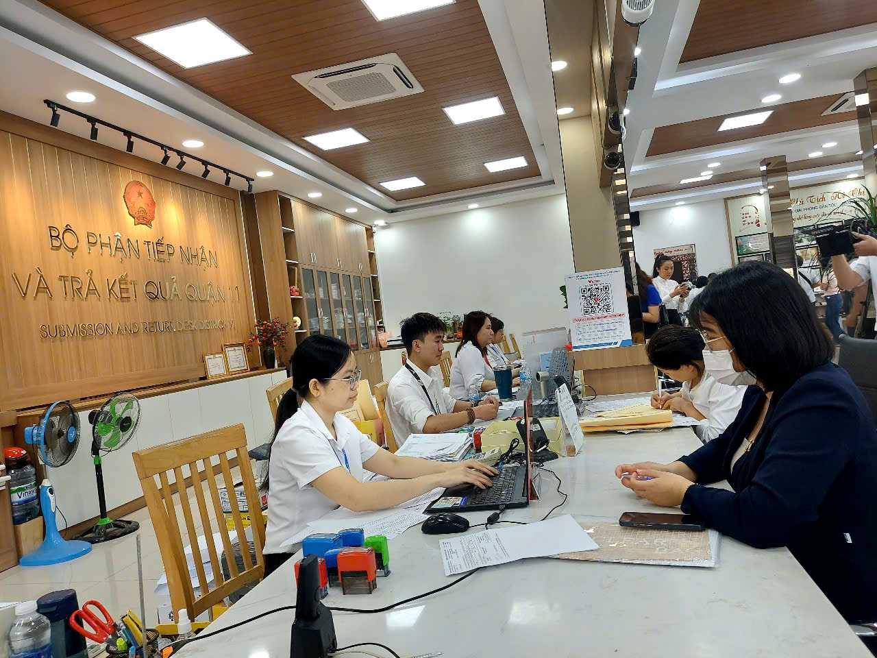 Bo phan tiep nhan va tra ket qua tai UBND Quan 11. Anh: Minh Quan