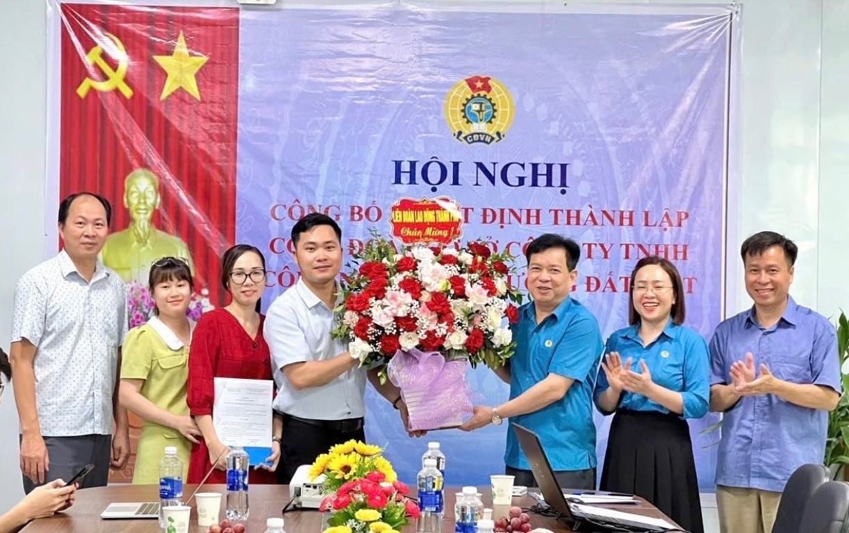 Leaders of the Bac Giang City Labor Federation presented flowers to congratulate the company's Trade Union Executive Board. Photo: Bac Giang City Labor Federation