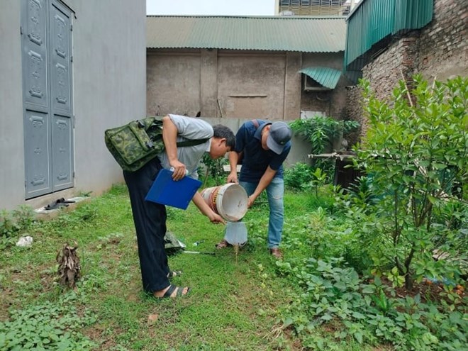 Check and monitor dengue prevention. Photo: CDC Hanoi