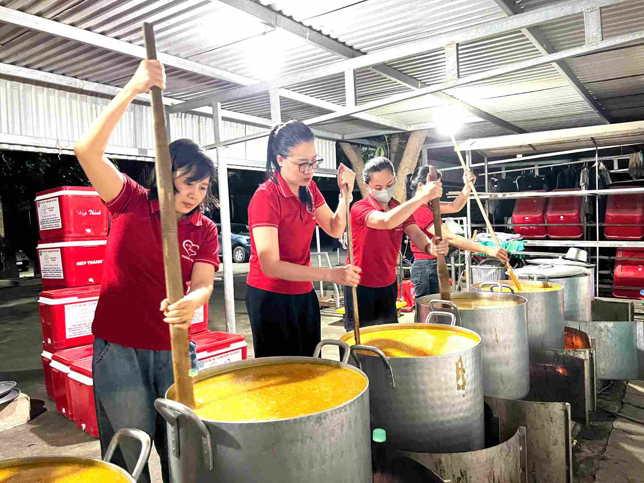Tu 1h30 sang, cac thanh vien nhom Noi Chao Yeu Thuong Thanh Vinh da nau chao de tang benh nhan. Anh: Ngoc Anh