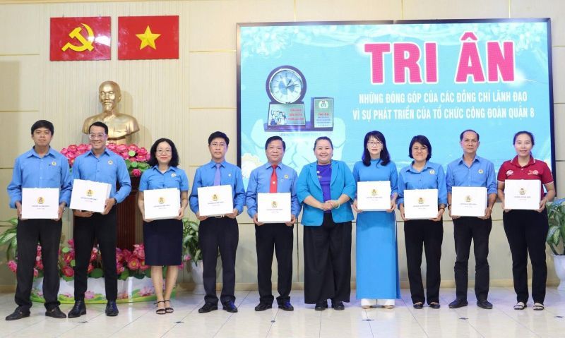 Los funcionarios sindicales del Distrito 8 estan agradecidos en la conferencia. Foto: Duc Long