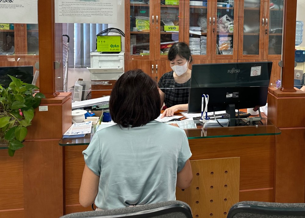 Social Insurance officers in Area I advise people on the procedures for participating in compulsory social insurance of business owners. Photo: Ha Anh