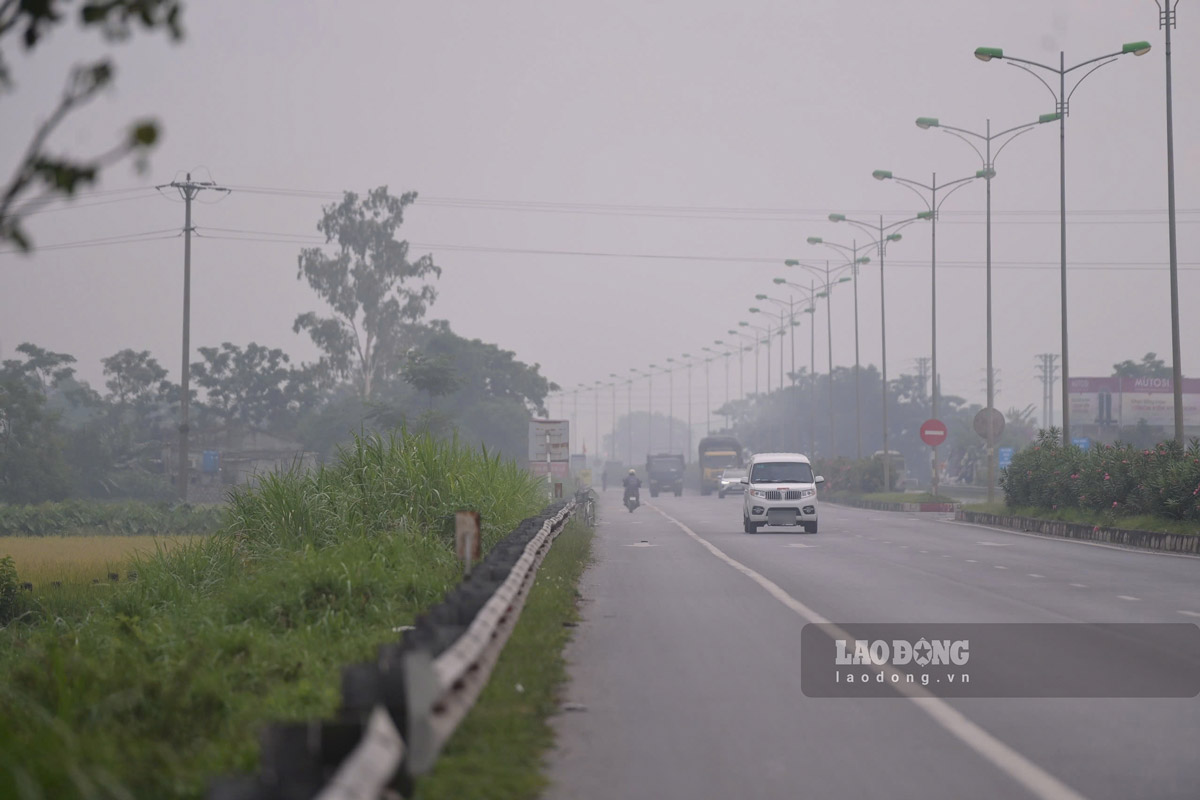 Khói làm ảnh hưởng đến các phương tiện tham gia giao thông trên đường. Ảnh: Hà Vi