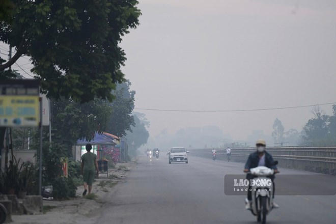 Khói đốt rơm rạ mù mịt đường đi ở Nam Định