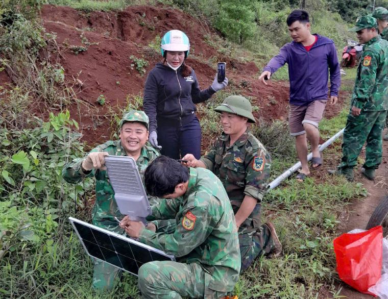 Luc luong bien phong va cac don vi lien quan trien khai cong trinh thap sang duong bien. Anh: Van Hoan