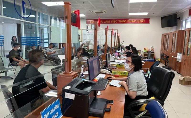 Social Insurance officers of Area I advise people on social insurance regimes. Photo: Ha Anh