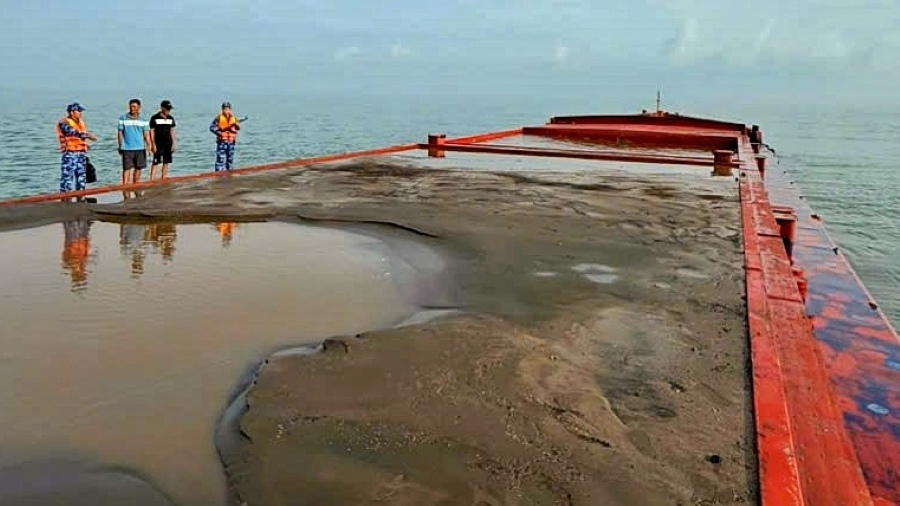 Tàu chở cát không giấy tờ bị lực lượng Cảnh sát biển phát hiện, tạm giữ để điều tra xử lý. Ảnh: CSB3