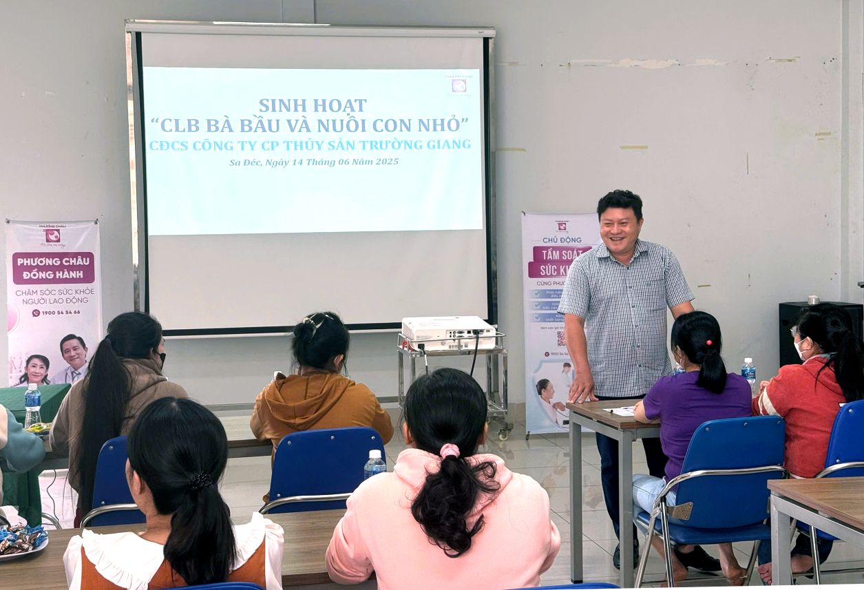 Chu tich Cong doan cac khu cong nghiep, khu kinh te Dong Thap Nguyen Thanh Nhan phat bieu mo dau buoi sinh hoat chuyen de. Anh: Thanh Nhan