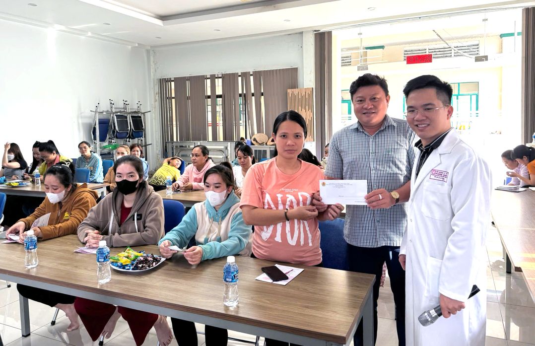 Tang thuong cho lao dong nu tham gia sinh hoat chuyen de tra loi dung cau hoi cua thay thuoc. Anh: Thanh Nhan