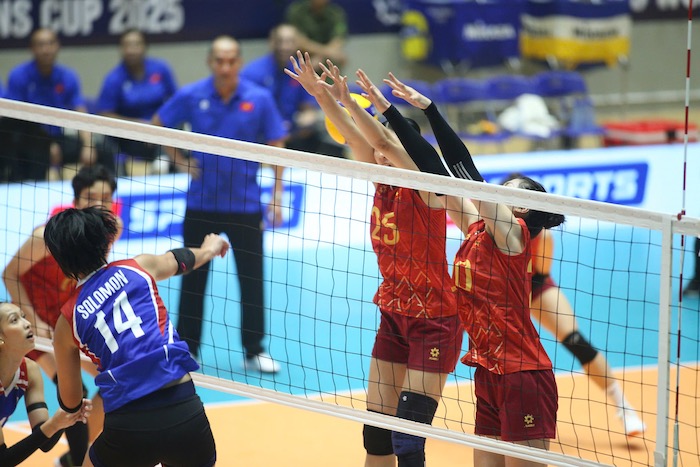 Doi bong ao do chan bong tot trong set dau dau tien. Anh: Quyet Thang