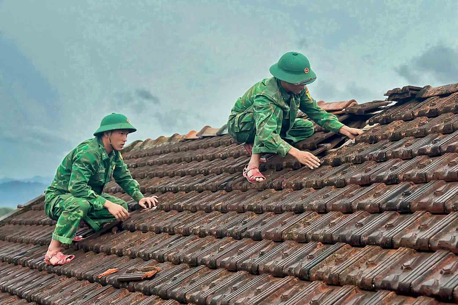 Border guards support people in overcoming the damage caused by the storm. Photo: Vo Tien.