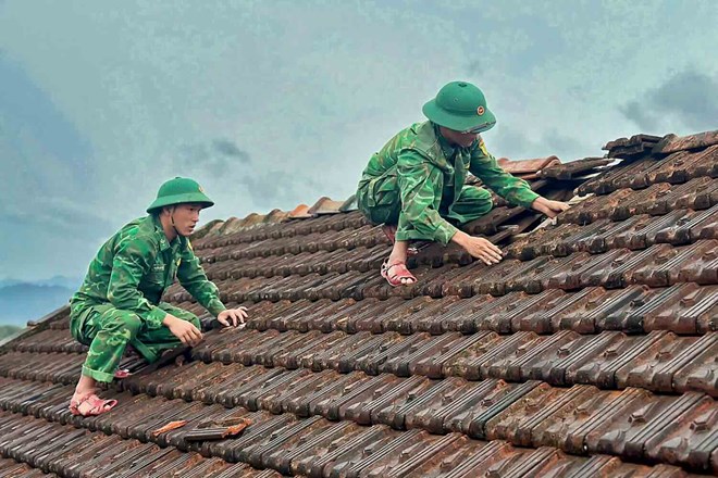 Khẩn trương hỗ trợ người dân A Lưới khắc phục hậu quả giông lốc