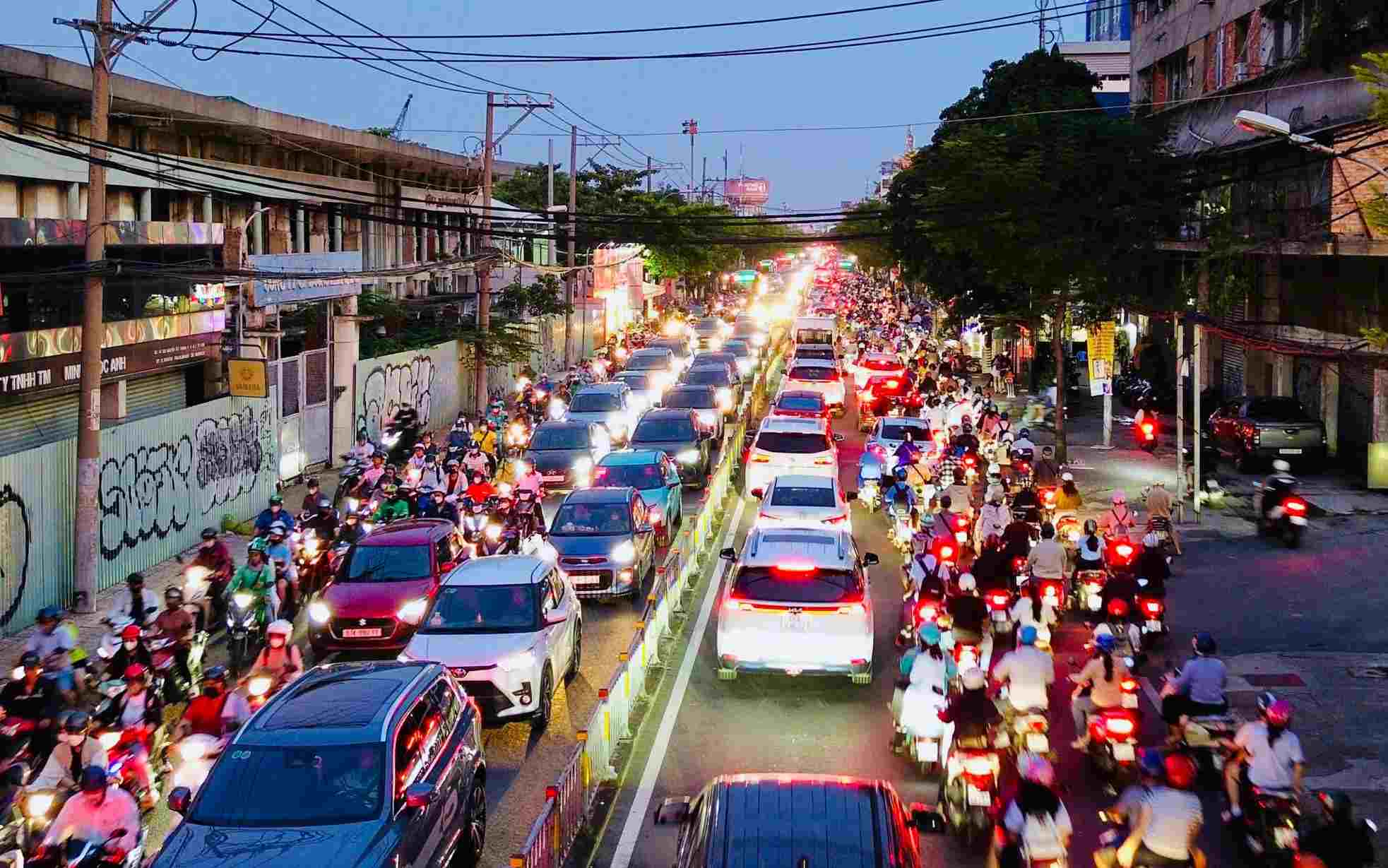 Nguyen Tat Thanh Street connecting the South with the center of Ho Chi Minh City is often congested. Photo: Minh Quan