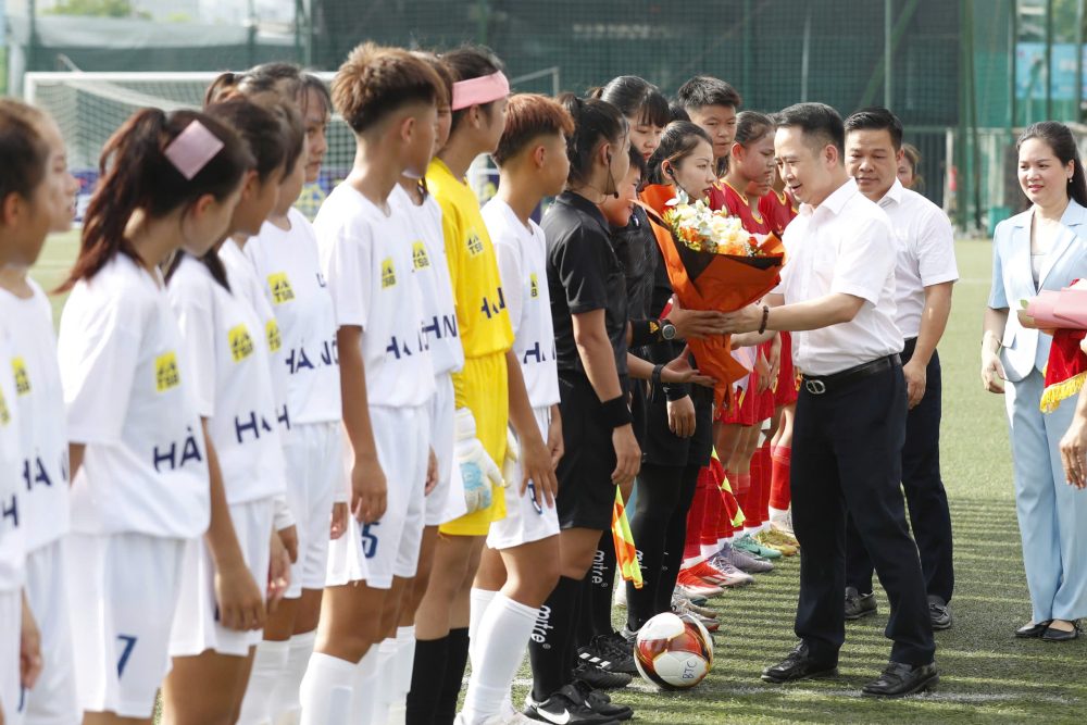 El Campeonato Nacional de Futbol Nacional U16 de Futbol 2025 abrio en el Centro de Entrenamiento de Futbol Jovenes de Jovenes de Vietnam del Estadio FIFA. Foto: VFF