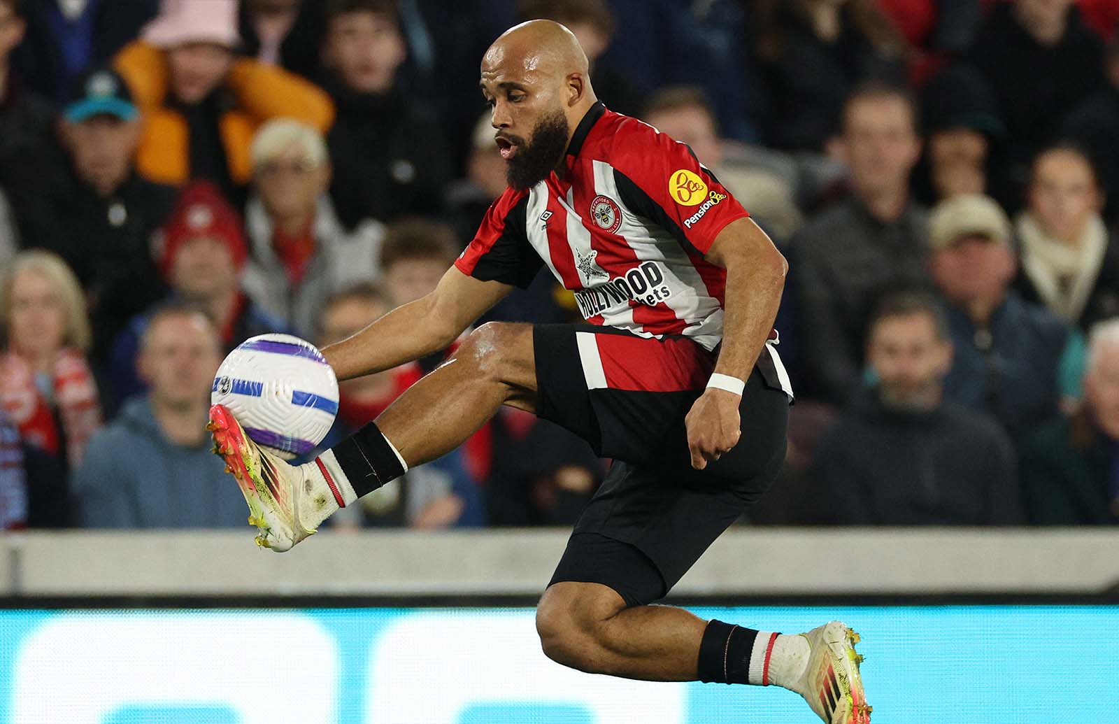 Den luc nay, Bryan Mbeumo van chua the cap ben Old Trafford sau hang loat tin don da qua. Anh: AFP