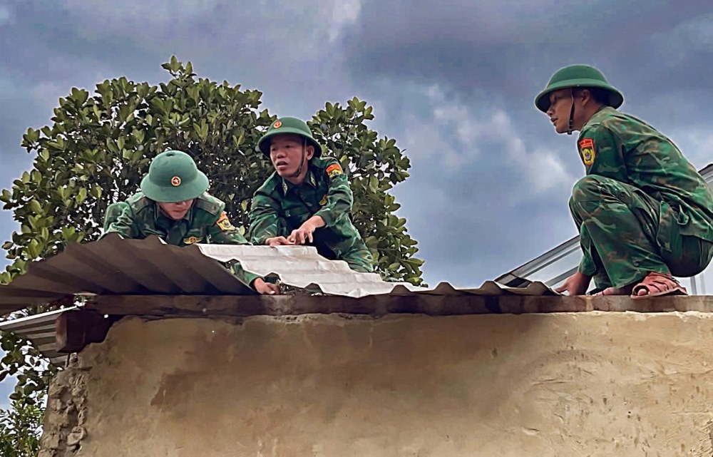 The army helped people repair dozens of houses with roofs blown off in A Luoi.