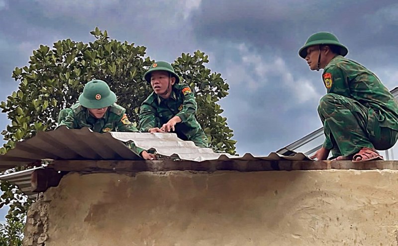 The army helped people repair dozens of houses with roofs blown off in A Luoi.