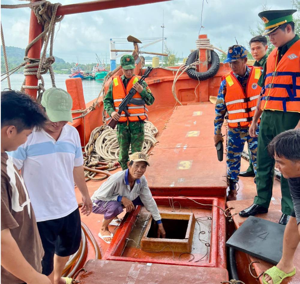 Border guards inspected fishing vessels and discovered DO oil containing no invoices or legal documents. Photo: Provided by Border Guard