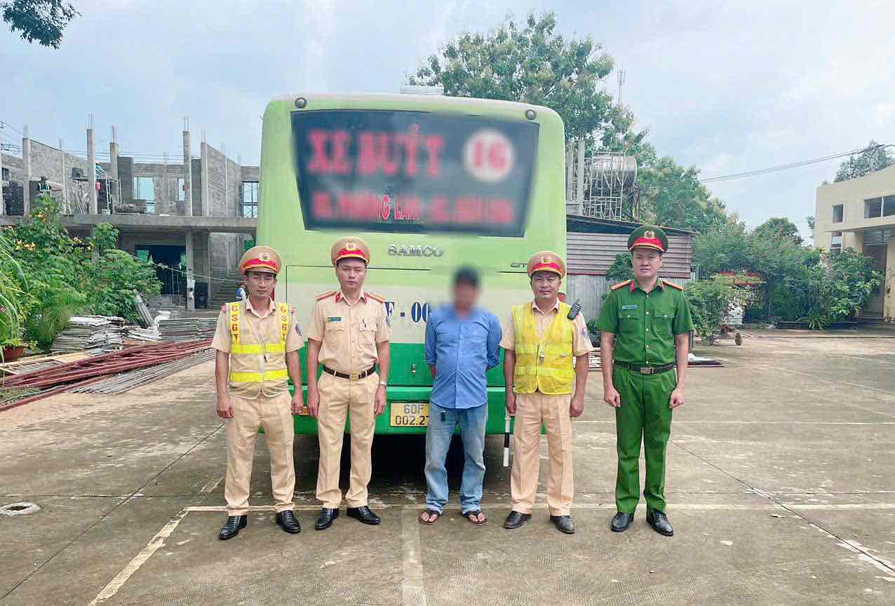 Road Traffic Police Team No. 2 patrolled and stopped to check the bus driver who tested positive for drugs. Photo: Dong Nai Provincial Police