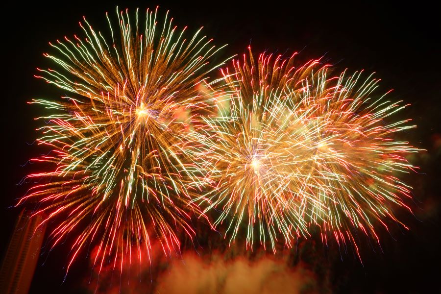 Canadian fireworks light up the sky of Da Nang with a cluster of emotional ice stars. Photo: Tran Thi
