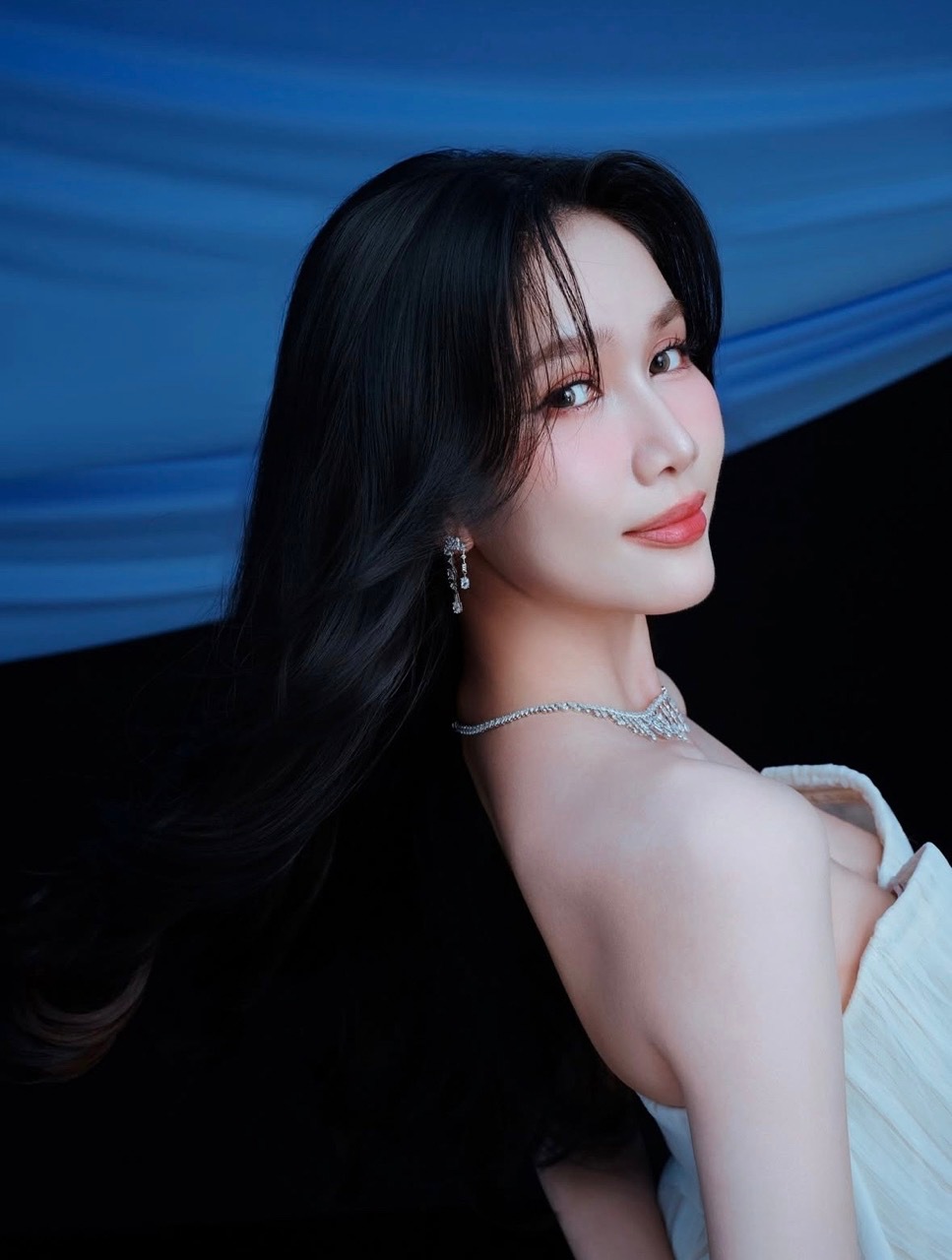 Sau khi ket hon, cuoc song cua a hau Phuong Anh tro nen tron day va on dinh hon. Du kha kin tieng ve doi song rieng, nhung co khong giau duoc su biet on khi nhac den chong cua minh, nguoi luon lang le ung ho va tao khong gian de co phat trien cong viec.  