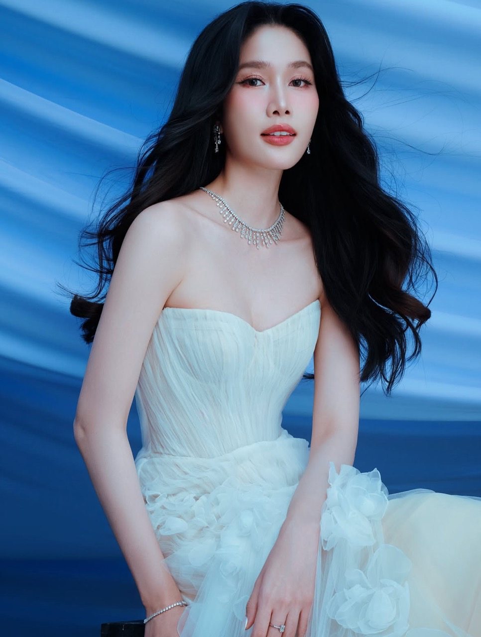 “Sau khi ket hon, cuoc song hon nhan day Phuong Anh cach can bang. Neu truoc day minh tung de bi cuon vao nhip cong viec, nhung ap luc vo hinh va ky vong tu dat ra, thi bay gio, minh hoc cach lang nghe chinh minh, song cham, tran trong nhung dieu binh di moi ngay. Quan trong hon, Phuong Anh biet rang phia sau moi lua chon cua minh luon co mot nguoi san long ung ho va dong hanh, do la dieu ma Phuong Anh cam thay rat quy gia” - co noi.  