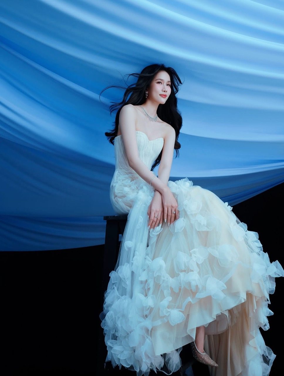 Tung dat danh hieu A hau 1 tai Hoa hau Viet Nam 2020, a hau Phuong Anh duoc khan gia nho den boi ve ngoai diu dang va nen tang hoc van vung vang. Co co chung chi IELTS 8.0, DELF C1 tieng Phap va luon theo duoi huong di phu hop voi tinh cach cua minh - nhe nhang, on dinh va co chieu sau. 