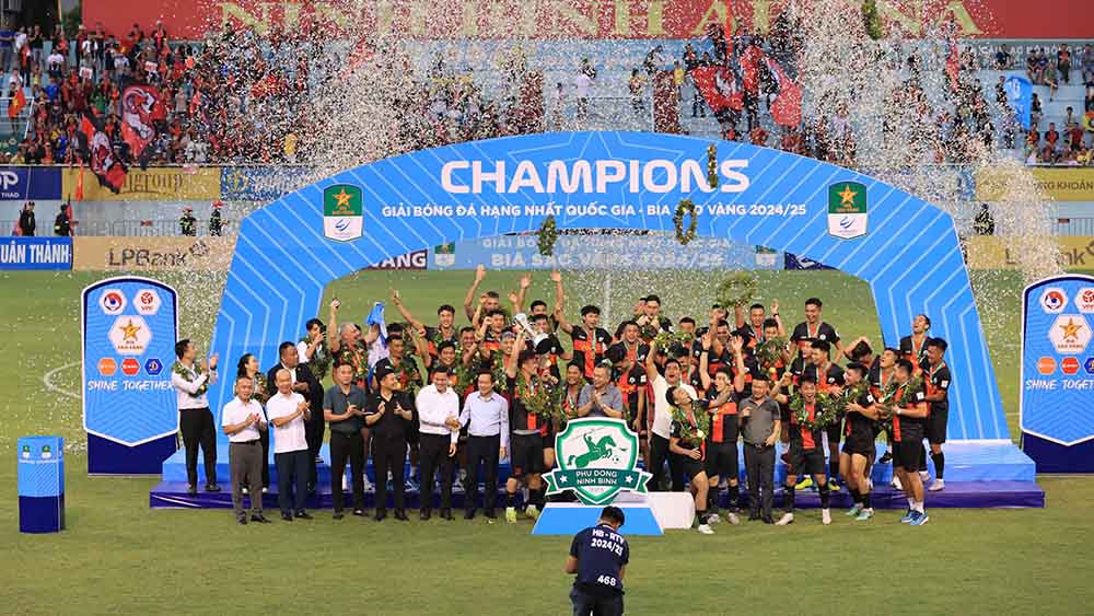 Cau lac bo Phu Dong Ninh Binh an mung chuc vo dich giai hang Nhat 2024-2025. Anh: VPF