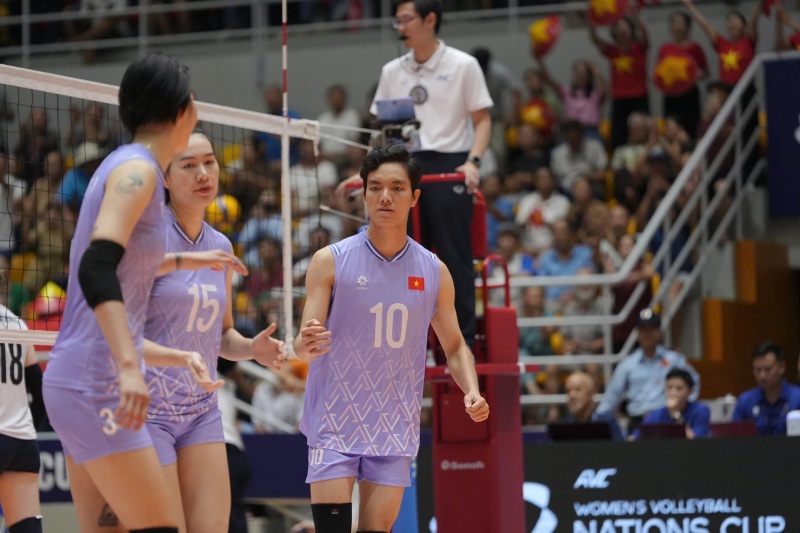 Bich Tuyen (No. 10) es el fusible mas efectivo del equipo de voleibol femenino vietnamita. Foto: Quyet Thang