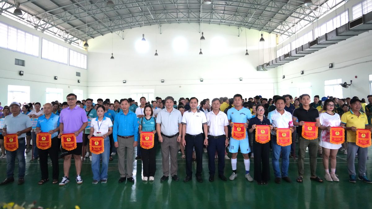 La Union de Parques Industriales otorgo banderas de recuerdos a los equipos que participan en el festival deportivo. Foto: Thanh an