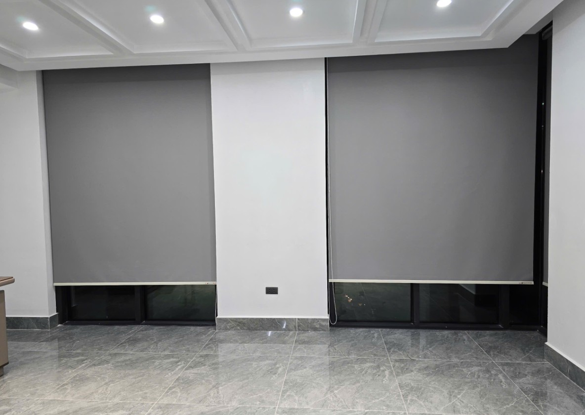 Elegir cortinas grises ayudara al espacio vital mas moderno y a la personalidad. Foto: Tuan dat