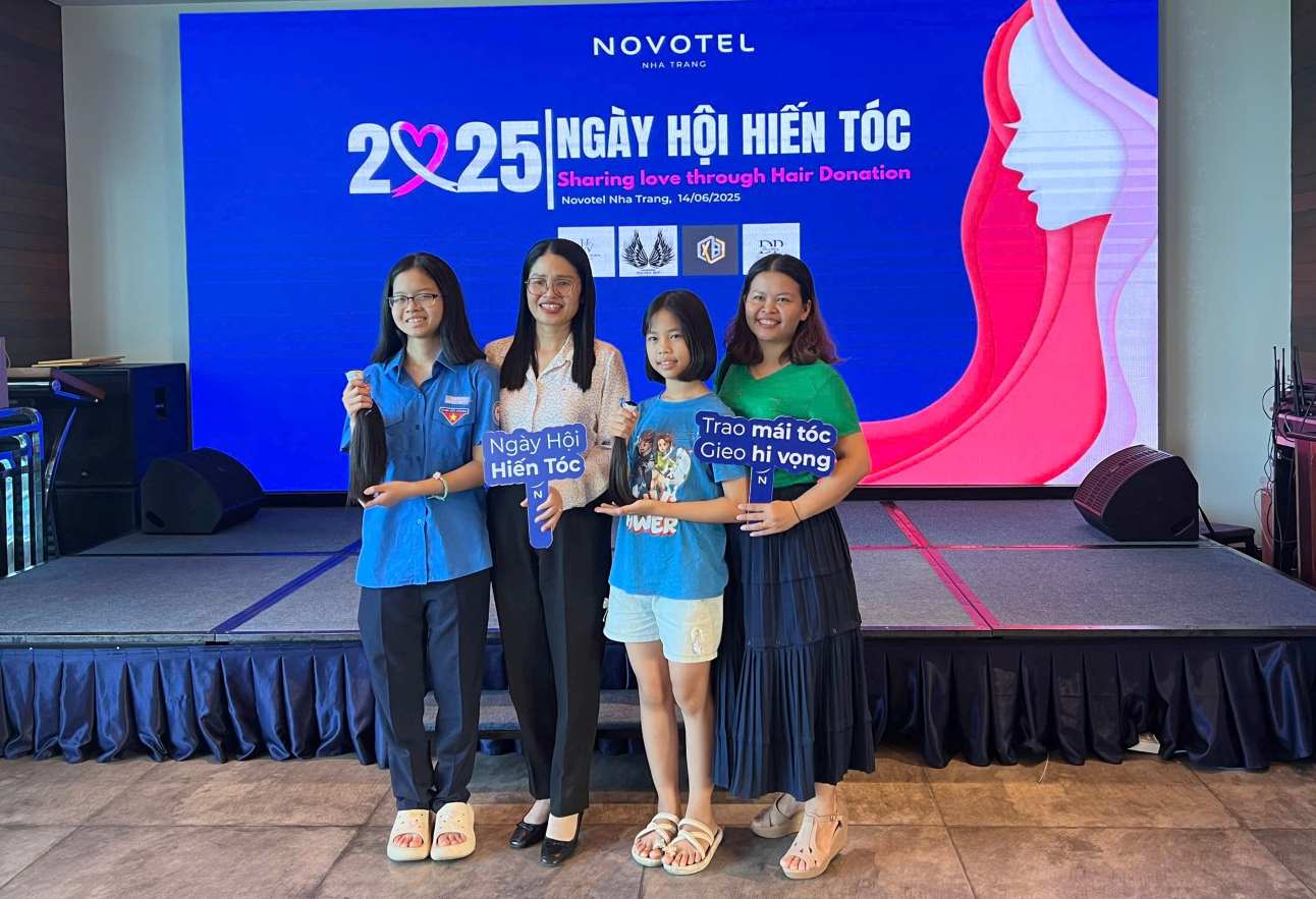 Chi Pham Thi Giang (tru TP Nha Trang) dua con gai den tham gia hien toc voi mong muon trao di mon qua co ich cho cong dong. Anh: Huong Ly