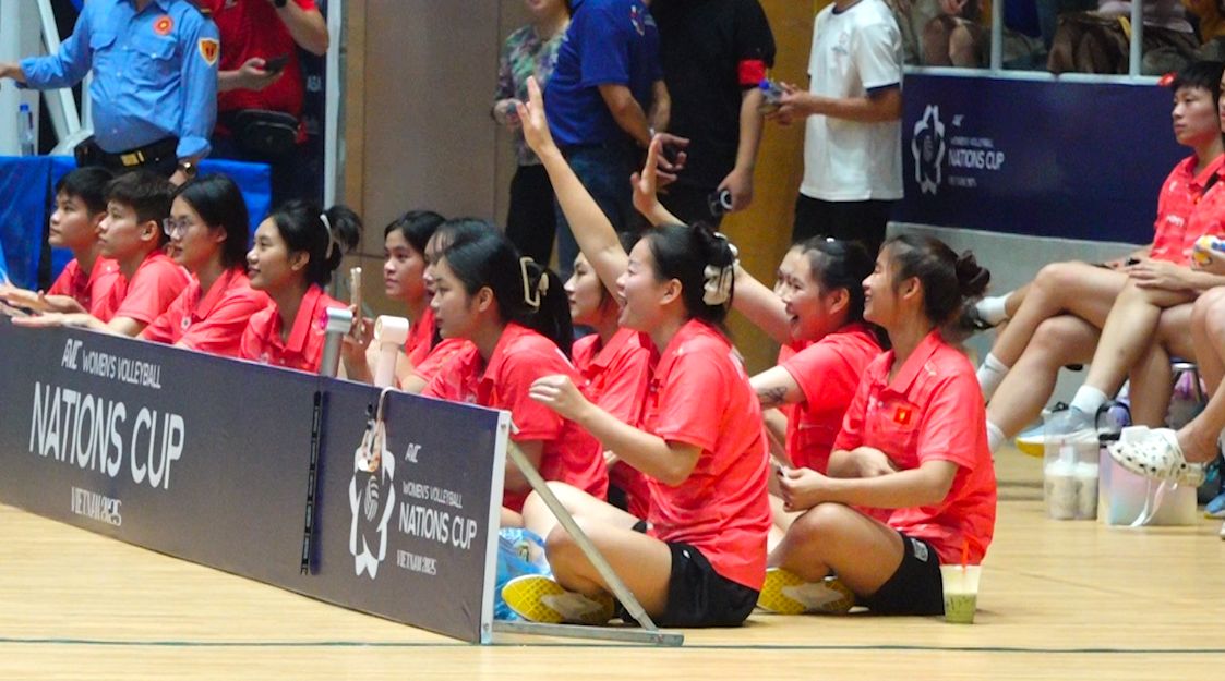 The players of the U21 women's team cheer for the Vietnam women's volleyball team. Photo: Minh Duong