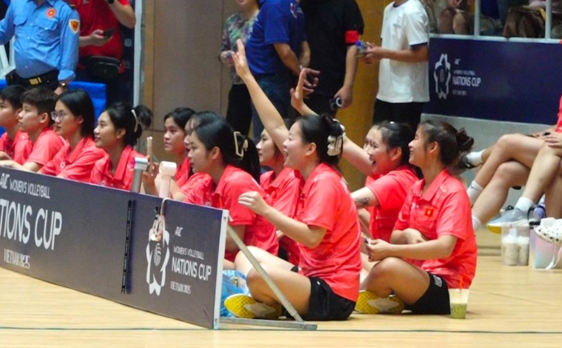 The players of the U21 women's team cheer for the Vietnam women's volleyball team. Photo: Minh Duong