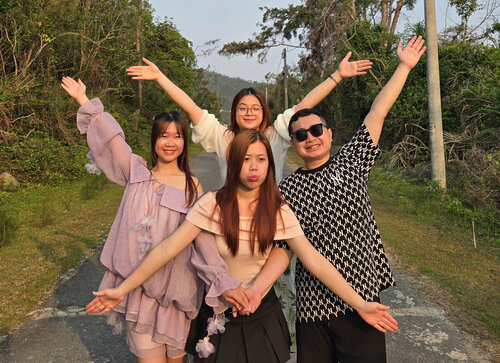 Traveling with family members will help strengthen their feelings and understand each other more. Photo: Phuong Linh