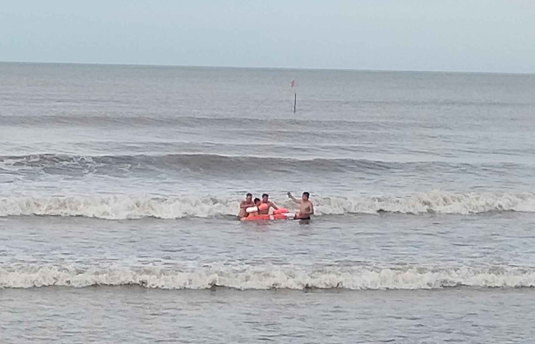 Loc Ha town police and local people rescue a drowning teenage boy in Xuan Hai beach. Photo: Ha Tinh Police.