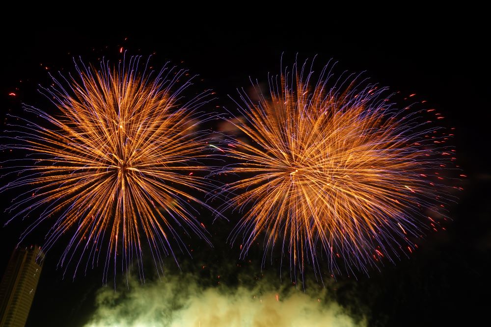 Canadian and Chinese fireworks lit up the sky of Da Nang. Photo: Tran Thi