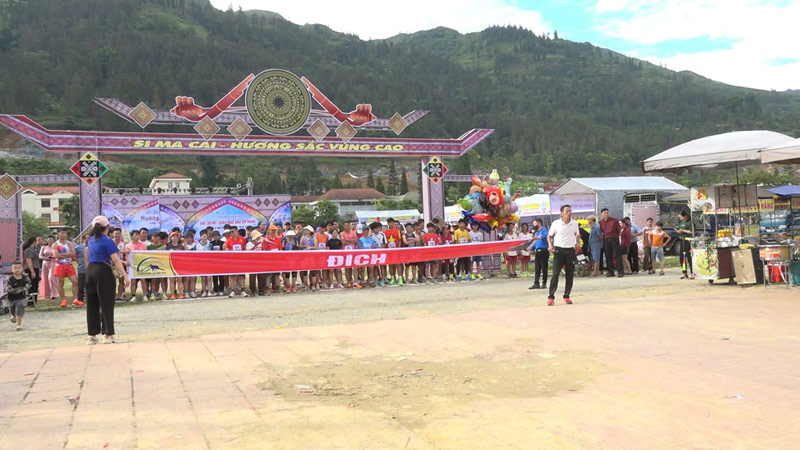 Giai chay ket hop leo nui “Chinh phuc dinh Din Phang” o huyen Si Ma Cai, tinh Lao Cai. Anh: Ban to chuc