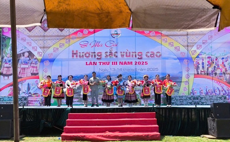 Awarding prizes for competitions taking place at the festival. Photo: Organizing Committee