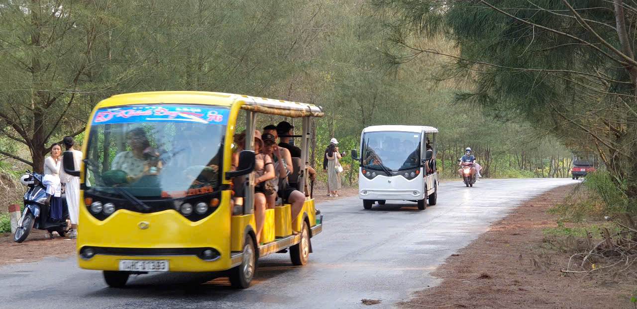 Electric cars serve tourists on the islands of Quan Lan and Minh Chau. Photo: Nguyen Hung