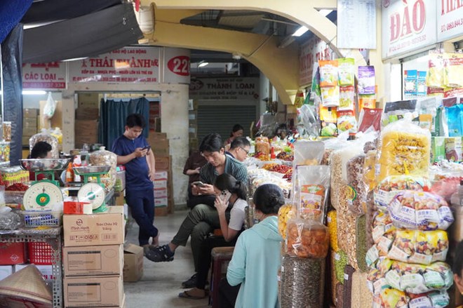 Nhieu tieu thuong o TPHCM go vuong hoa don dien tu voi truong hop khach tra hang, no goi dau. Anh: Ha May